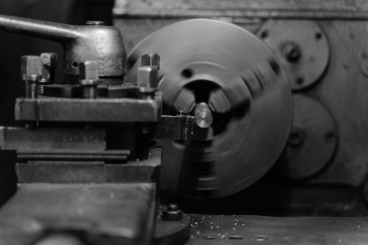 How to use a metal lathe, a tool designed to cut cylindrical metal stock